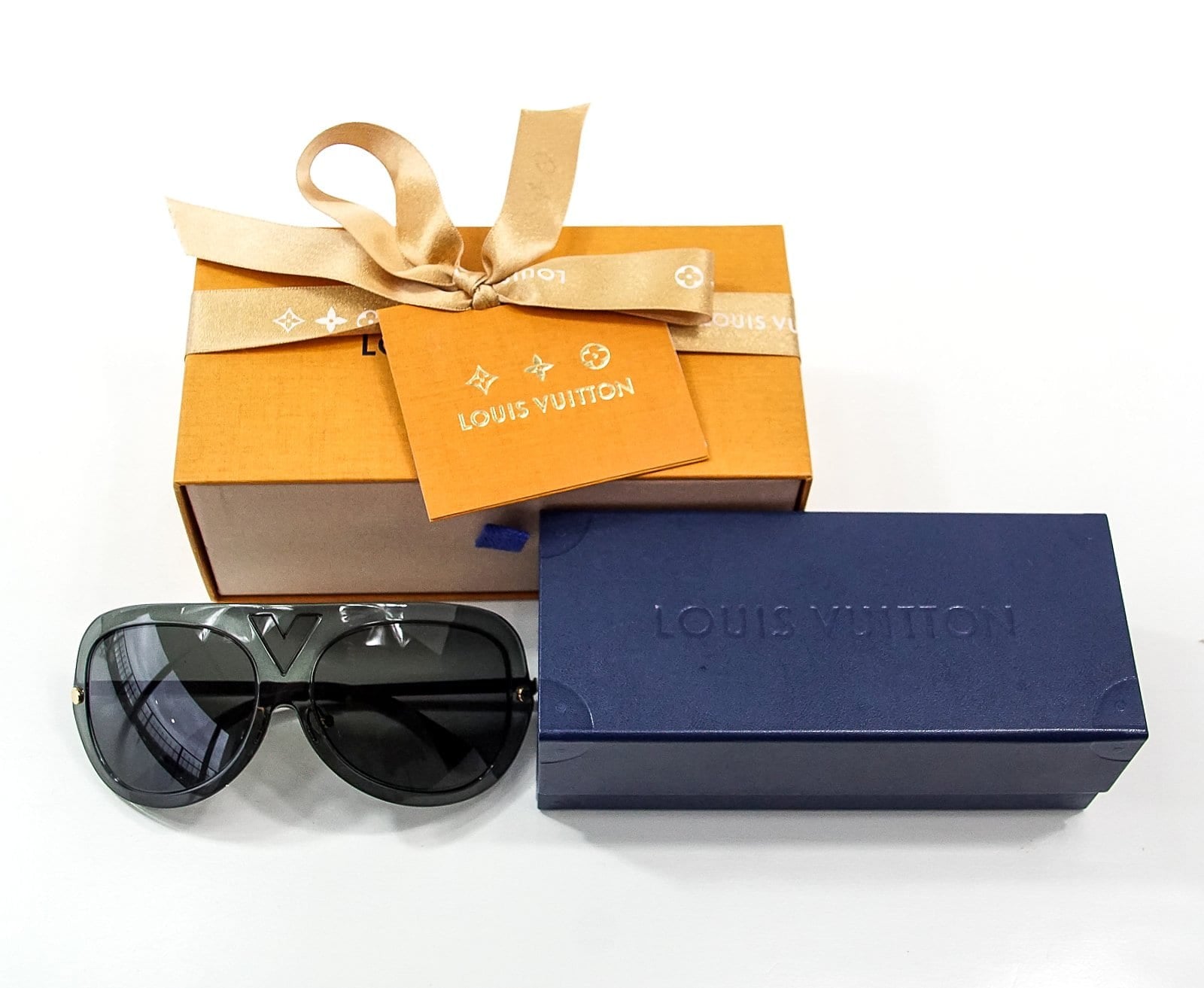 Louis Vuitton Sunglasses Gray Aviators - mightychic
