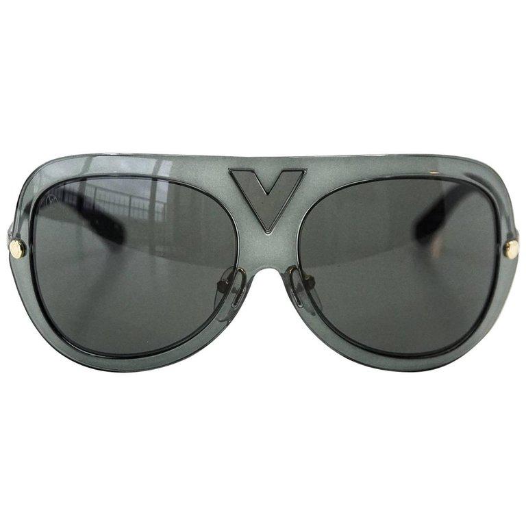 Louis Vuitton Sunglasses Gray Aviators - mightychic